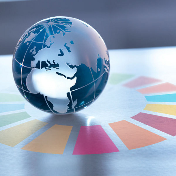 [Translate to English:] Weltkugel aus Glas auf einer SDG-Palette